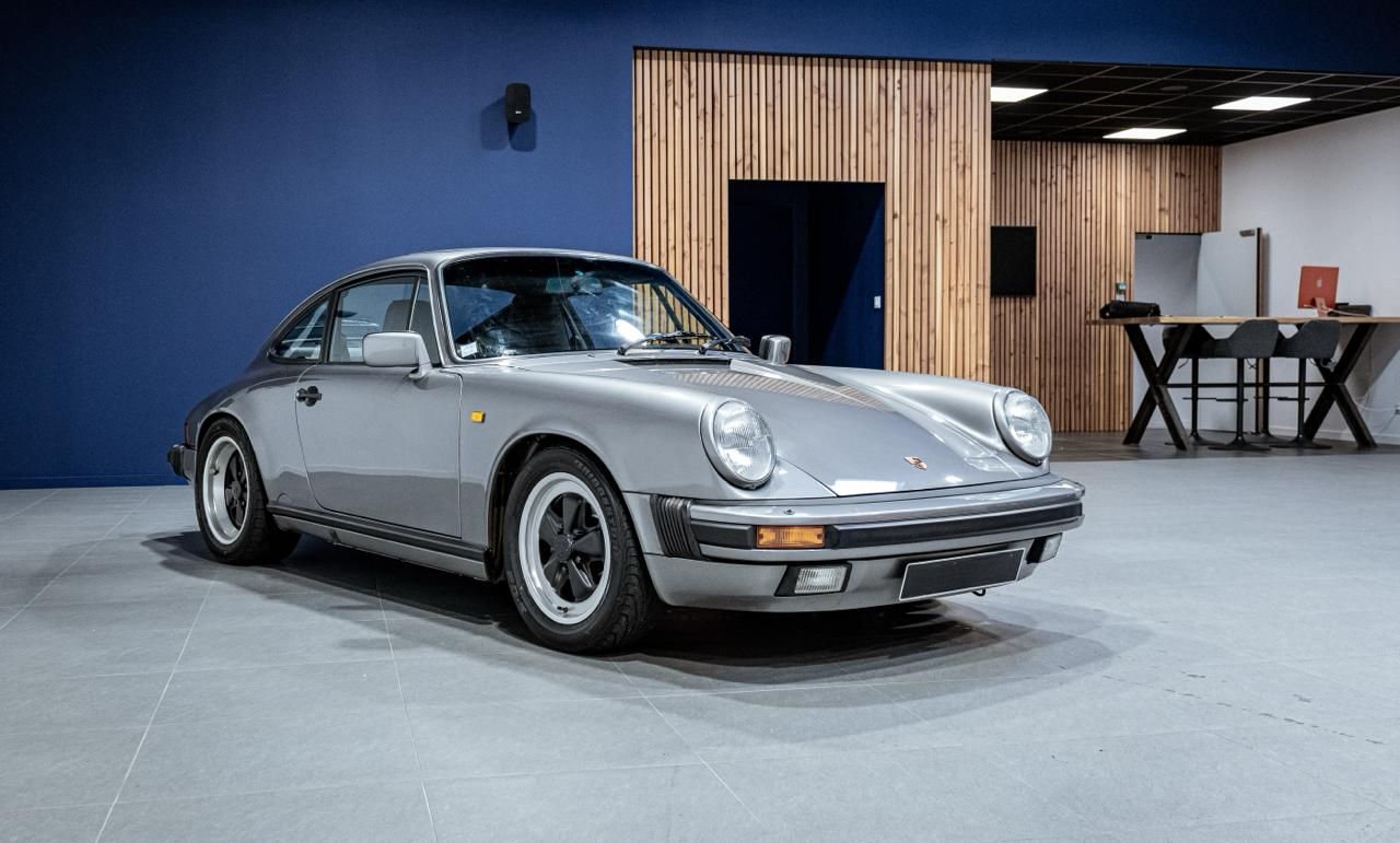 Porsche 911 classique dans le showroom