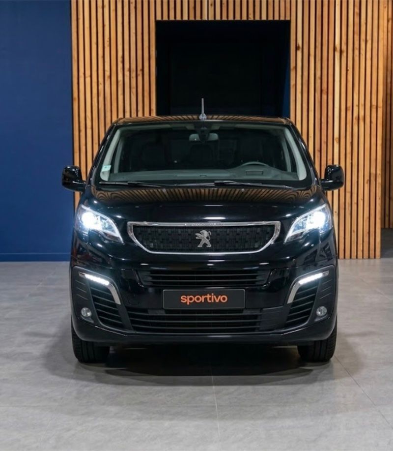 Utilitaire Peugeot dans le showroom