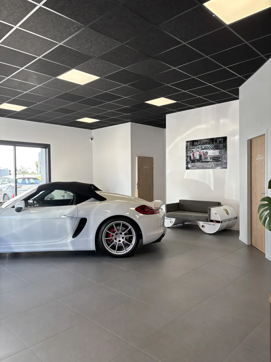 Porsche Boxster Spyder et coin salon du showroom