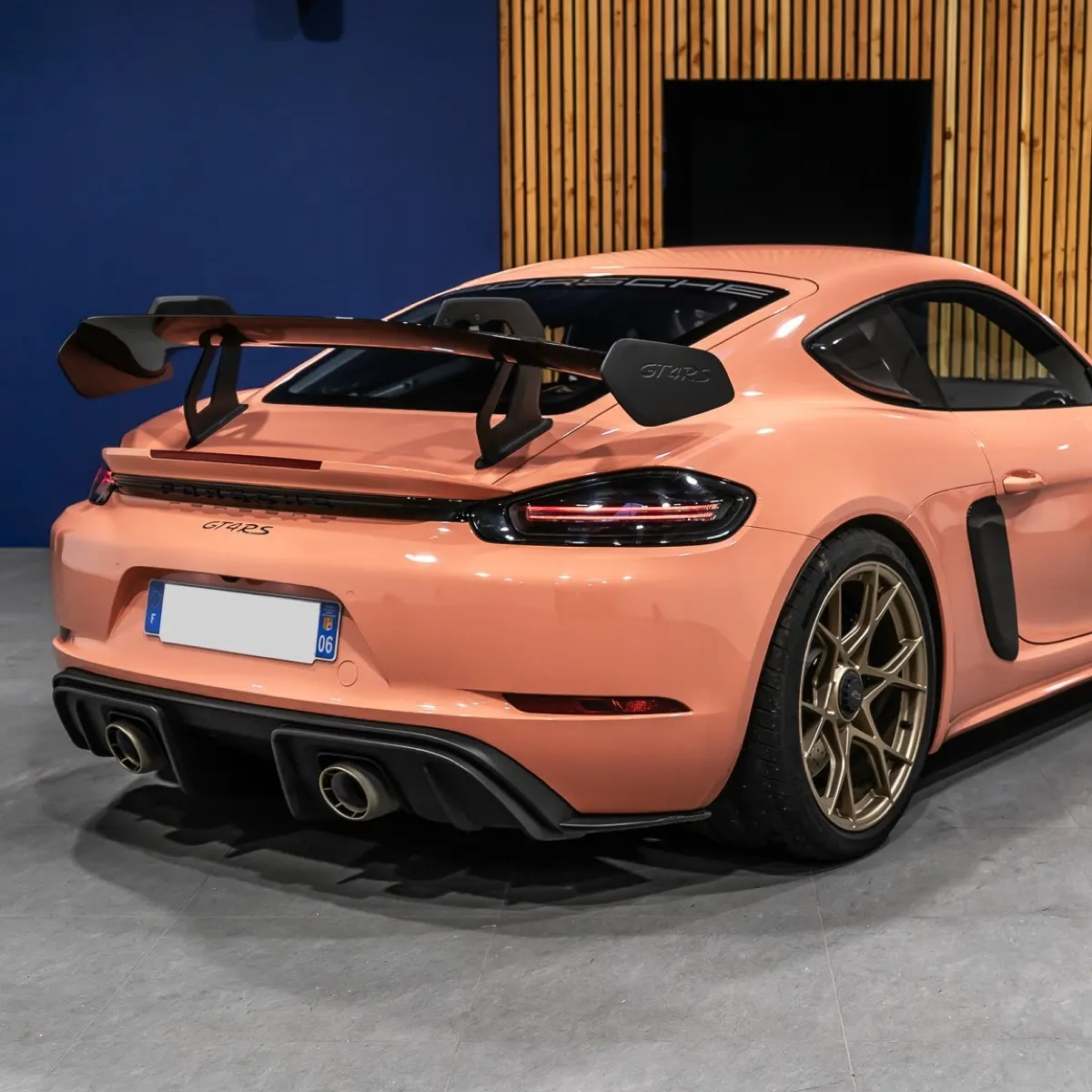 Porsche GT4 RS saumon — showroom Sportivo