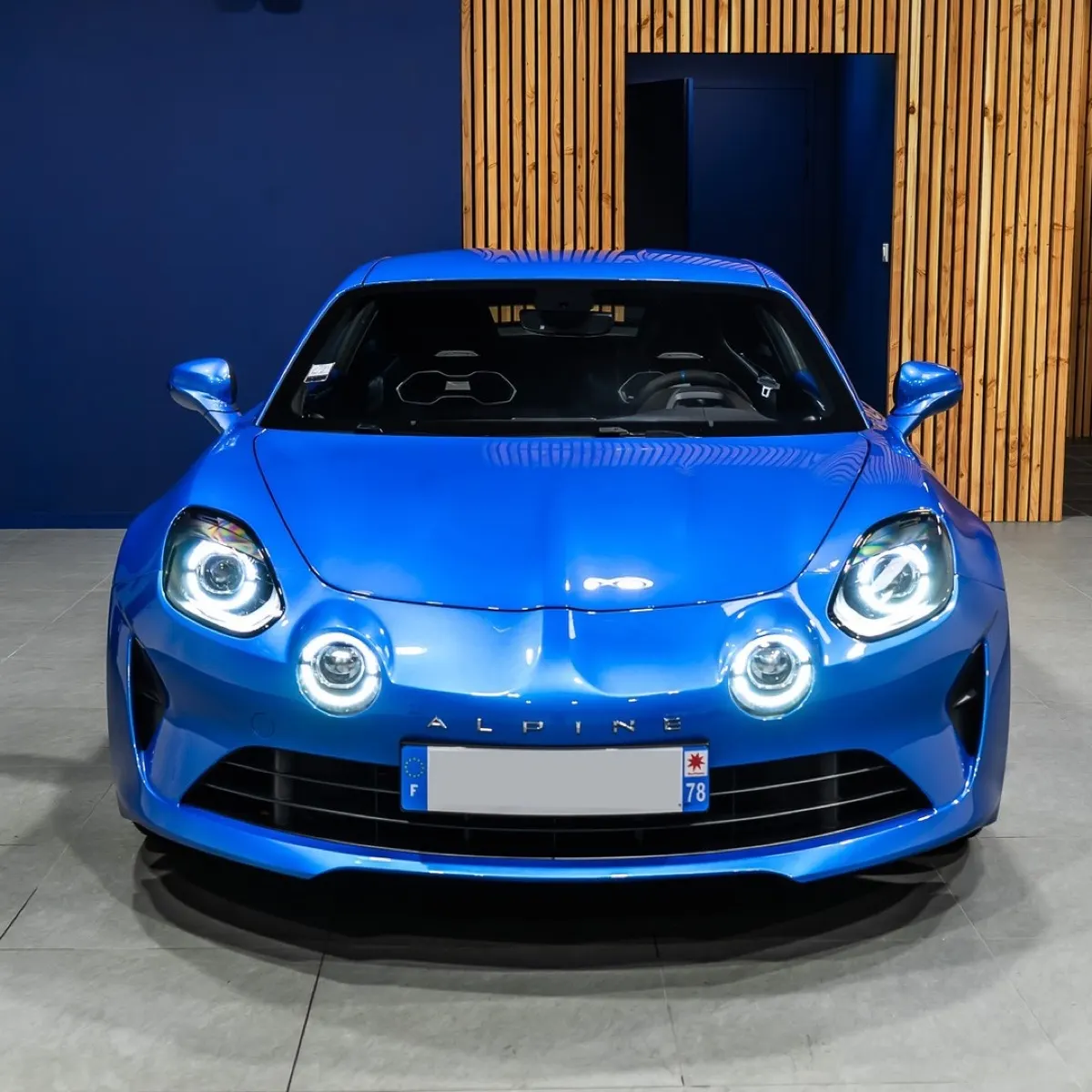 Alpine A110 dans le showroom Sportivo