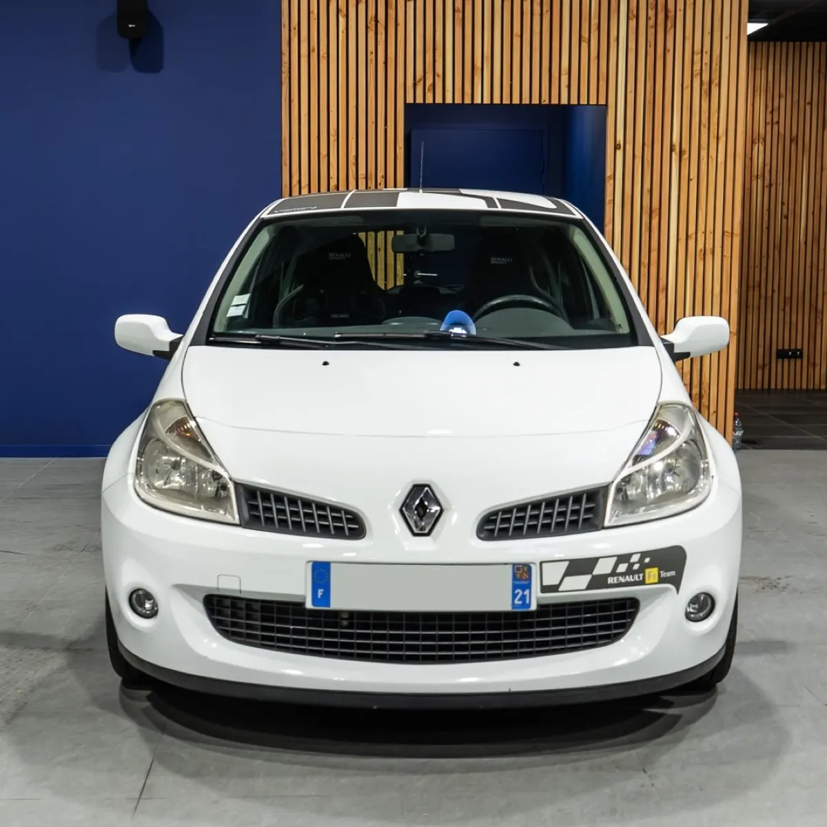 Renault Clio RS dans le showroom Sportivo