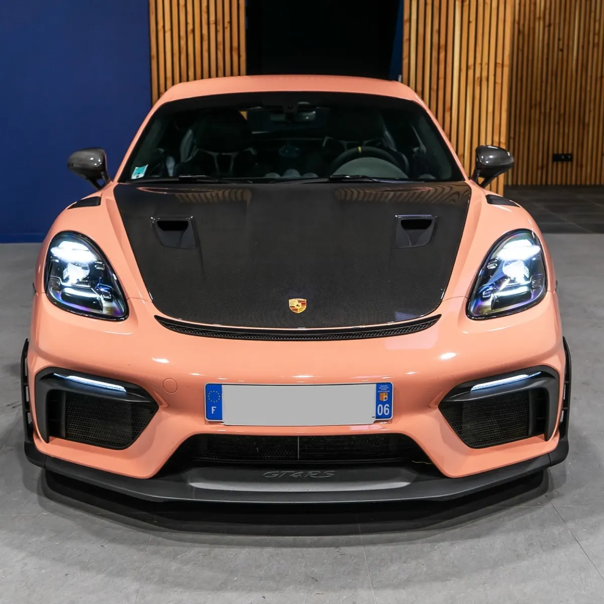 Porsche 718 Cayman GT4 RS dans le showroom Sportivo